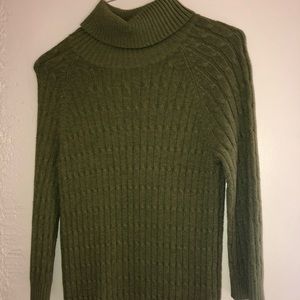 Green turtle neck long sleeve sweater